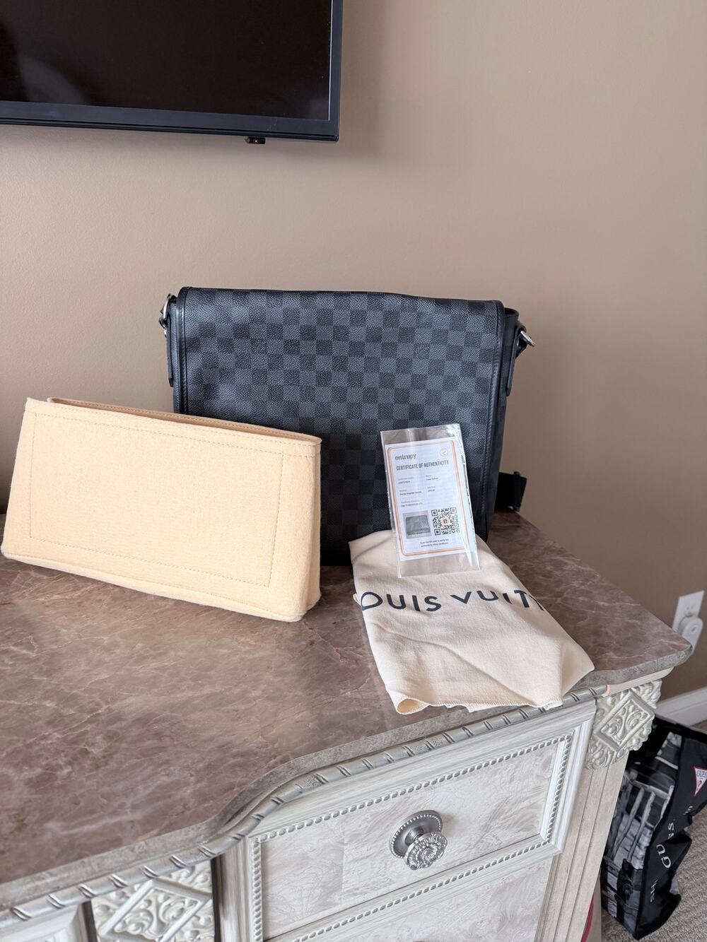 $1590 Louis Vuitton Daniel Messenger Bag Damier Graphite GM